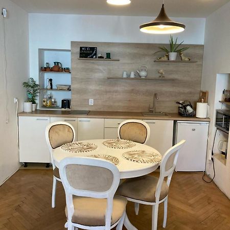 Valentina'S Apartment In City Center Brasov Ngoại thất bức ảnh