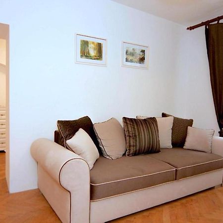 Valentina'S Apartment In City Center Brasov Ngoại thất bức ảnh