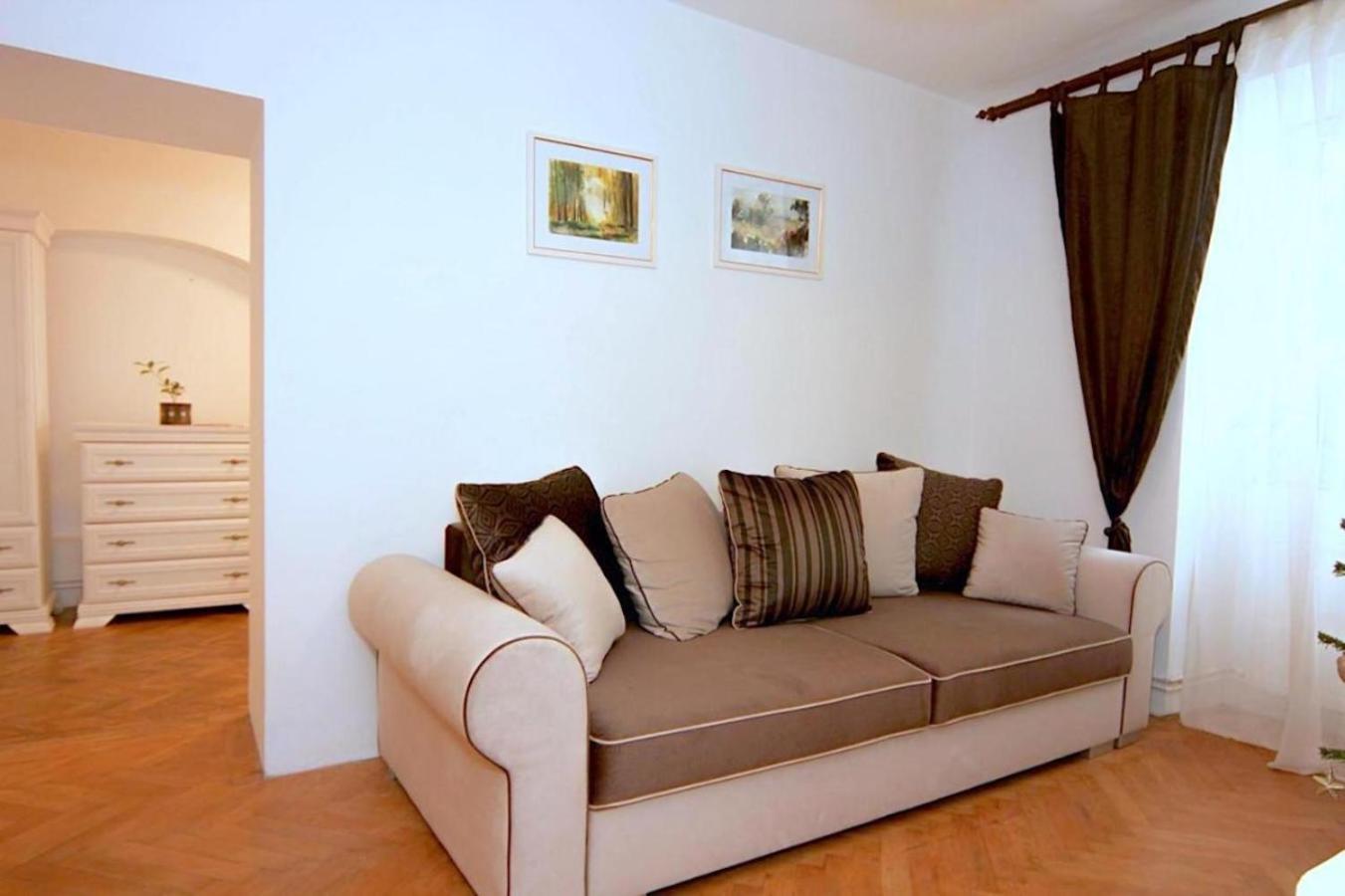 Valentina'S Apartment In City Center Brasov Ngoại thất bức ảnh